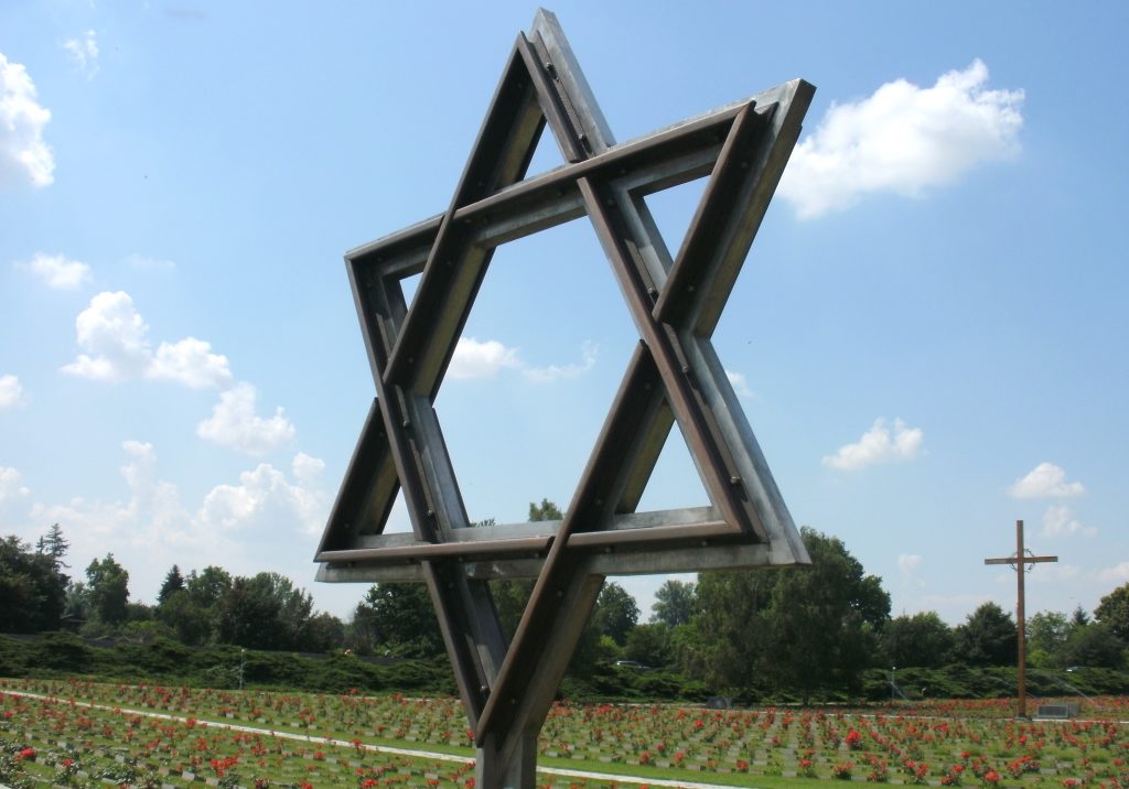 Vor dem Haupteingang der "Kleinen Festung" in Theresienstadt befindet sich ein Nationalfriedhof. (Foto: © Bastian Glumm)