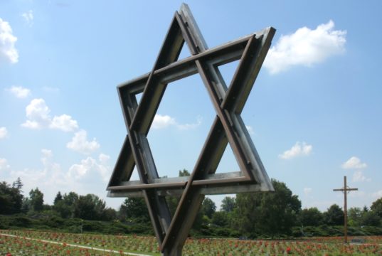 Vor dem Haupteingang der "Kleinen Festung" in Theresienstadt befindet sich ein Nationalfriedhof. (Foto: © Bastian Glumm)