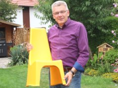 Thomas Nijakwoski vertreibt ergonomische Sitzmöbel. Viele Unternehmen hat er in seiner Kundschaft, aber inzwischen auch Schulen und Kitas. Denn auch die Kleinsten sollten ergonomisch sitzen, fordert der 59-Jährige. (Foto: © Bastian Glumm)