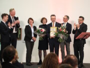 Klinikum: Prof. Dr. Thomas Standl in den Ruhestand verabschiedet Bei der feierlichen Verabschiedung im Kunstmuseum Solingen nahm Prof. Dr. Thomas Standl Blumen und Präsente entgegen. Kolleginnen, Kollegen und Weggefährten würdigten sein langjähriges Wirken am Klinikum. (Foto: © Bastian Glumm)