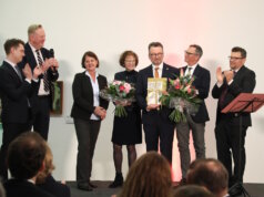 Klinikum: Prof. Dr. Thomas Standl in den Ruhestand verabschiedet Bei der feierlichen Verabschiedung im Kunstmuseum Solingen nahm Prof. Dr. Thomas Standl Blumen und Präsente entgegen. Kolleginnen, Kollegen und Weggefährten würdigten sein langjähriges Wirken am Klinikum. (Foto: © Bastian Glumm)