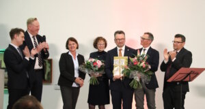 Klinikum: Prof. Dr. Thomas Standl in den Ruhestand verabschiedet Bei der feierlichen Verabschiedung im Kunstmuseum Solingen nahm Prof. Dr. Thomas Standl Blumen und Präsente entgegen. Kolleginnen, Kollegen und Weggefährten würdigten sein langjähriges Wirken am Klinikum. (Foto: © Bastian Glumm)