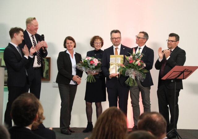 thomas-standl-klinikum-abschied-kunstmuseum (10) Bei der feierlichen Verabschiedung im Kunstmuseum Solingen nahm Prof. Dr. Thomas Standl Blumen und Präsente entgegen. Kolleginnen, Kollegen und Weggefährten würdigten sein langjähriges Wirken am Klinikum. (Foto: © Bastian Glumm)