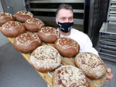 Bäckermeister Ralf Vogelskamp von der Solinger Bäckerei Stöcker mit dem "Tierpark-Brot". Der Verkaufserlös des Brotes geht zur Hälfte an Fauna und Vogelpark. (Foto: © Uli Preuss)