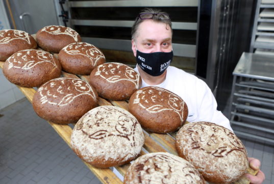 Bäckermeister Ralf Vogelskamp von der Solinger Bäckerei Stöcker mit dem "Tierpark-Brot". Der Verkaufserlös des Brotes geht zur Hälfte an Fauna und Vogelpark. (Foto: © Uli Preuss)