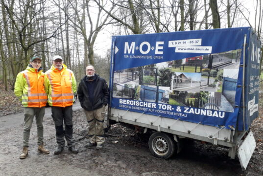 Die Firma MOE Tor-und Zaunsysteme GmbH aus Remscheid unterstützt die Gräfrather Fauna bei der Errichtung eines neuen Außenzauns. (Foto: © Tierpark Fauna)