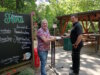 Angelo Pignataro (li.), neuer Pächter des Café Flora, und Tierpark-Betriebsleiter Tobias Rische freuen sich auf viele Gäste des neuen gastronomischen Angebots. (Foto: © Tierpark Fauna)
