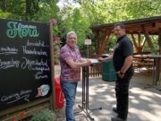 Angelo Pignataro (li.), neuer Pächter des Café Flora, und Tierpark-Betriebsleiter Tobias Rische freuen sich auf viele Gäste des neuen gastronomischen Angebots. (Foto: © Tierpark Fauna)