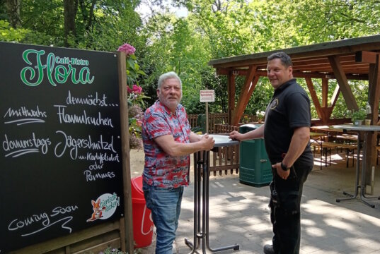 Angelo Pignataro (li.), neuer Pächter des Café Flora, und Tierpark-Betriebsleiter Tobias Rische freuen sich auf viele Gäste des neuen gastronomischen Angebots. (Foto: © Tierpark Fauna)