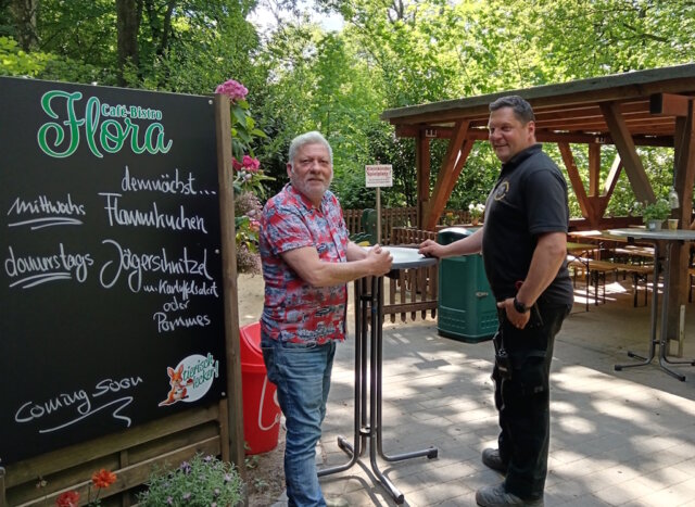 tierpark-fauna-cafe-flora Angelo Pignataro (li.), neuer Pächter des Café Flora, und Tierpark-Betriebsleiter Tobias Rische freuen sich auf viele Gäste des neuen gastronomischen Angebots. (Foto: © Tierpark Fauna)