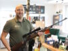 In Solingen bietet Tim Böddinghaus alles, was das Jägerherz begehrt. Seit Kurzem verfügt sein Unternehmen über einen eigenen Verkaufsraum – und dank seiner Waffenhandelslizenz gehören nun auch Jagdwaffen zum Angebot. (Foto: © Bastian Glumm)
