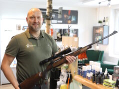 In Solingen bietet Tim Böddinghaus alles, was das Jägerherz begehrt. Seit Kurzem verfügt sein Unternehmen über einen eigenen Verkaufsraum – und dank seiner Waffenhandelslizenz gehören nun auch Jagdwaffen zum Angebot. (Foto: © Bastian Glumm)