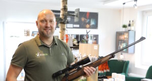 In Solingen bietet Tim Böddinghaus alles, was das Jägerherz begehrt. Seit Kurzem verfügt sein Unternehmen über einen eigenen Verkaufsraum – und dank seiner Waffenhandelslizenz gehören nun auch Jagdwaffen zum Angebot. (Foto: © Bastian Glumm)