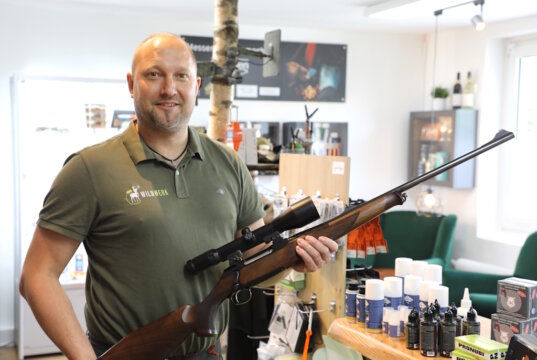 In Solingen bietet Tim Böddinghaus alles, was das Jägerherz begehrt. Seit Kurzem verfügt sein Unternehmen über einen eigenen Verkaufsraum – und dank seiner Waffenhandelslizenz gehören nun auch Jagdwaffen zum Angebot. (Foto: © Bastian Glumm)