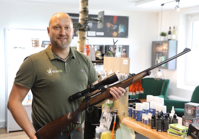 tim-boeddinghaus-wildwerk-tools-jags (1) In Solingen bietet Tim Böddinghaus alles, was das Jägerherz begehrt. Seit Kurzem verfügt sein Unternehmen über einen eigenen Verkaufsraum – und dank seiner Waffenhandelslizenz gehören nun auch Jagdwaffen zum Angebot. (Foto: © Bastian Glumm)