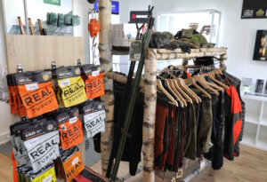 Wildwerk tools bietet ein umfassendes Sortiment rund um Jagd und Outdoor. Im Ladenlokal an der Katternberger Straße können sich Interessierte umschauen. (Foto: © Bastian Glumm)