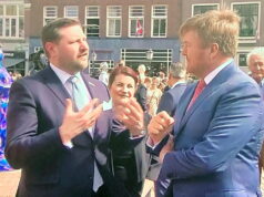 Trafen sich in Gouda zu einem kurzen Gespräch: Oberbürgermeister Tim Kurzbach mit seiner Frau Ursula Linda und dem niederländischen König Willem-Alexander. (Foto: © Stadt Gouda/Bettina Verbeek)