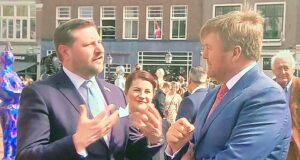 Trafen sich in Gouda zu einem kurzen Gespräch: Oberbürgermeister Tim Kurzbach mit seiner Frau Ursula Linda und dem niederländischen König Willem-Alexander. (Foto: © Stadt Gouda/Bettina Verbeek)