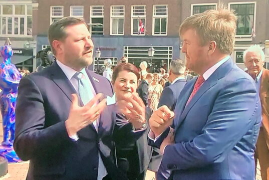 Trafen sich in Gouda zu einem kurzen Gespräch: Oberbürgermeister Tim Kurzbach mit seiner Frau Ursula Linda und dem niederländischen König Willem-Alexander. (Foto: © Stadt Gouda/Bettina Verbeek)