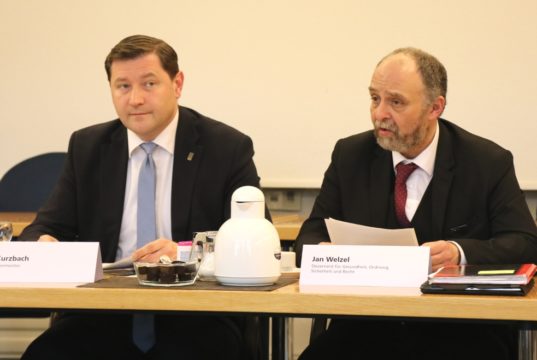Oberbürgermeister Tim Kurzbach (li.) und Ordnungsdezernent Jan Welzel am Mittwoch im Rathaus. (Foto: © Bastian Glumm)