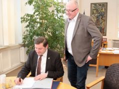 Am Freitag hat Oberbürgermeister Tim Kurzbach (SPD, li.) eine Vereinbarung mit dem NRW-Arbeitsministerium unterzeichnet. Mike Häusgen, Leiter des Solinger Jobcenters, schaute ihm dabei über die Schulter. (Foto: B. Glumm)