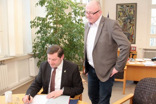 Am Freitag hat Oberbürgermeister Tim Kurzbach (SPD, li.) eine Vereinbarung mit dem NRW-Arbeitsministerium unterzeichnet. Mike Häusgen, Leiter des Solinger Jobcenters, schaute ihm dabei über die Schulter. (Foto: B. Glumm)