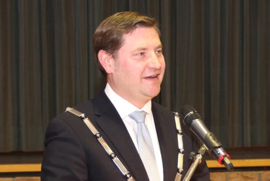 In seinem Grußwort zur Jahreswende blickt Oberbürgermeister Tim Kurzbach auf das scheidende Jahr zurück und zeigt die Herausforderungen für Solingen für das kommende auf. (Archivfoto: © Bastian Glumm)