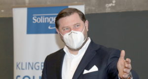 Mit deutlichen Worten kritisiert Solingens Oberbürgermeister Tim Kurzbach das Land Nordrhein-Westfalen, das in seiner Impfpolitik keine gute Figur mache. (Foto: © Bastian Glumm)