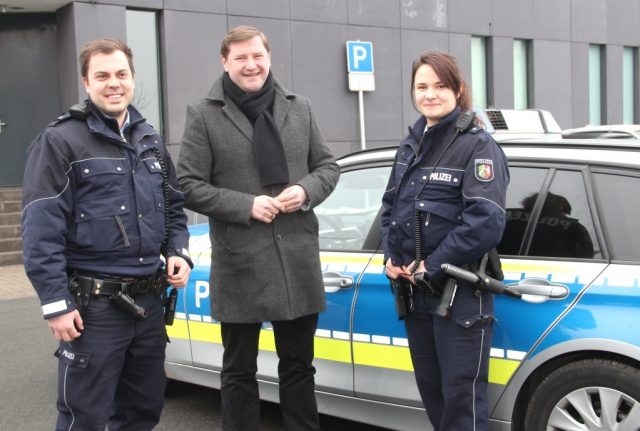 Oberbürgermeister Tim Kurzbach war am Montagvormittag mit den Polizeikommissaren Susanne Tahn und Benedikt Burgs in Solingen auf Streife. (Foto: © B. Glumm)