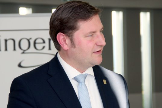 Oberbürgermeister Tim Kurzbach ist sauer. Die JHW Rheinand habe die Stadtverwaltung in Sachen Schließung der Burger Jugendherberge vor vollendete Tatsachen gestellt und ein Gesprächsangebot ausgeschlagen. (Archivfoto: © B. Glumm)