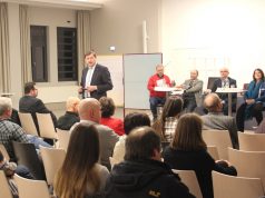 Die Bergische Volkshochschule lud am Dienstagabend in die evangelische Stadtkirche zur Podiumsdiskussion rund um das Thema "Verkaufsoffene Sonntage" ein. Gut 100 Interessierte kamen. (Foto: © B. Glumm)