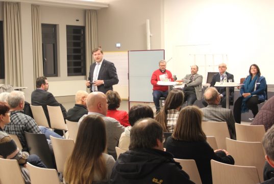 Die Bergische Volkshochschule lud am Dienstagabend in die evangelische Stadtkirche zur Podiumsdiskussion rund um das Thema "Verkaufsoffene Sonntage" ein. Gut 100 Interessierte kamen. (Foto: © B. Glumm)
