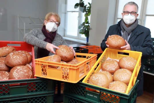 Die Firma Brangs & Heinrichs hat 300 Tierpark-Brote an die Solinger Tafel gespendet. Geschäftsführer Stephan A. Vogelskamp übergab jetzt die ersten 25 Brote an Brigitte Funk von der Solinger Tafel. (Foto: © Solinger Tafel)