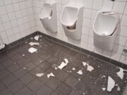 Unbekannte randalierten am Wochenende in der öffentlichen Toilettenanlage auf dem Parkfriedhof Gräfrath und richteten erhebliche Sachschäden an. (Foto: © Stadt Solingen)