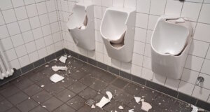 Unbekannte randalierten am Wochenende in der öffentlichen Toilettenanlage auf dem Parkfriedhof Gräfrath und richteten erhebliche Sachschäden an. (Foto: © Stadt Solingen)