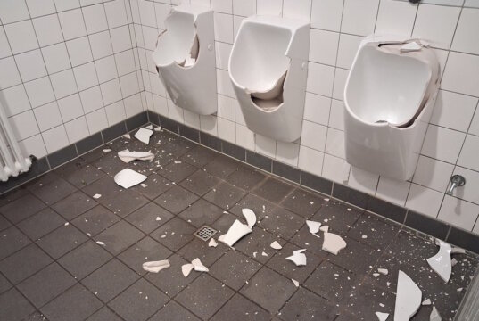 Unbekannte randalierten am Wochenende in der öffentlichen Toilettenanlage auf dem Parkfriedhof Gräfrath und richteten erhebliche Sachschäden an. (Foto: © Stadt Solingen)