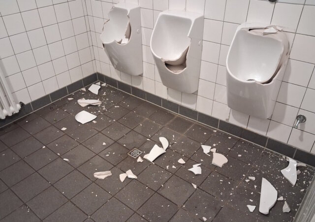 toilettenanlage-parkfriedhof-graefrath Unbekannte randalierten am Wochenende in der öffentlichen Toilettenanlage auf dem Parkfriedhof Gräfrath und richteten erhebliche Sachschäden an. (Foto: © Stadt Solingen)