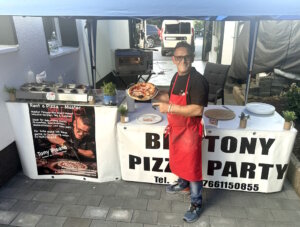 Pizzameister Tonino Pisano mit seinem mobilen Pizzaofen: Der Europameister bringt echtes Handwerk direkt zu Events. Im November startet die Kooperation mit dem Italienischen Supermarkt in der Solinger Innenstadt, (Foto: © Tonino Pisano)