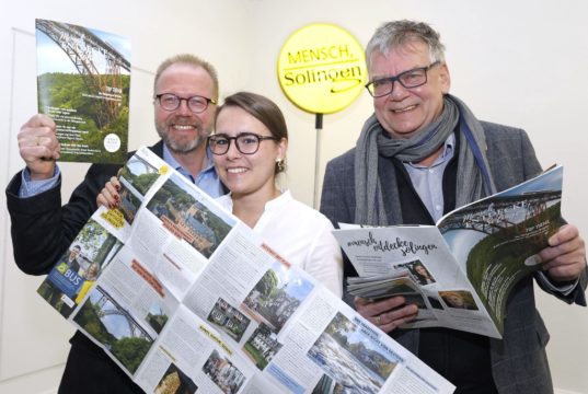 Mit einem Entdeckermagazin und einer Infokarte auf dem Weg nach Berlin: Das Team der Tourismusförderung Solingen: v.li Pressesprecher Lutz Peters, Touristikkauffrau Sonja Nordmann und Marketingexperte Joachim Radkte. (Foto: © Uli Preuss)