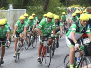 Rund 200 teils prominente Radler nahmen jetzt an der "Tour der Hoffnung" teil, die unter anderem in Solingen und Remscheid Station machte. (Foto: © Bastian Glumm)