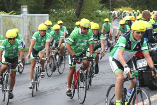 Rund 200 teils prominente Radler nahmen jetzt an der "Tour der Hoffnung" teil, die unter anderem in Solingen und Remscheid Station machte. (Foto: © Bastian Glumm)