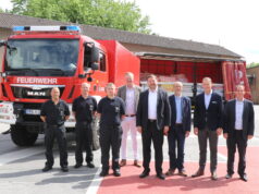 Fahren den Transport ins ostpolnische Chełm: v.li. Markus Klapper, Marcus Klose (Berufsfeuerwehr Solingen) und Kevin Eichelmann (Umweltschutzzug). Machten den Transport möglich: Dr. Martin Eversmeyer (4.v.li., Geschäftsführer Klinikum), Oberbürgermeister Tim Kurzbach, Flüchtlingskoordinator Hartmut Hoferichter, Sparkassenchef Stefan Grunwald und Daniel Banzhaf von den Stadtwerken Solingen. (Foto: © Bastian Glumm)