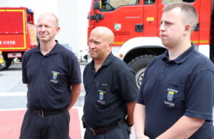 Marcus Klose (v.li.) und Markus Klapper von der Berufsfeuerwehr Solingen mit ihrem Kameraden Kevin Eichelmann von der Freiwilligen Feuerwehr haben den Transport durchgeführt. (Foto: © Bastian Glumm)