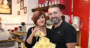 Angela und Pietro Russo betreiben seit 15 Jahren das Pasta Fresca Russo an der Weyerstraße. In der Trattoria werden die Nudeln noch selbstgemacht. (Foto: © Bastian Glumm)