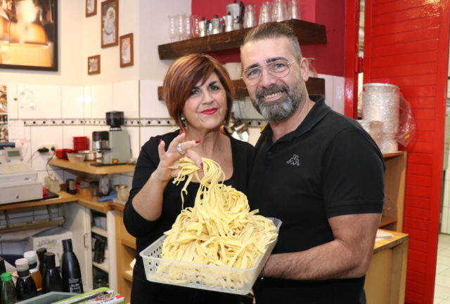 Angela und Pietro Russo betreiben seit 15 Jahren das Pasta Fresca Russo an der Weyerstraße. In der Trattoria werden die Nudeln noch selbstgemacht. (Foto: © Bastian Glumm)