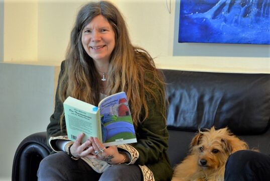 Am gestrigen Samstag präsentierte Autorin Saga Grünwald einen neuen Band ihrer spannenden Traviandantus-Reihe in der Galerie Märzhase im Südpark. „Der Traviandantus und der Kloster-Drache“ ist das vierte Buch der magischen Erzählungen um den Wanderer zwischen den Welten. (Foto: © Martina Hörle)