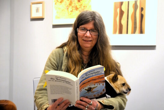 Am Freitagabend präsentierte Autorin Saga Grünwald den sechsten Band ihrer spannenden Traviandantus-Reihe in der Galerie ART-ECK am Gräfrather Marktplatz (Foto: © Martina Hörle)