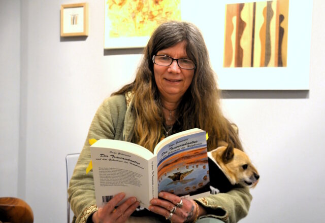 Am Freitagabend präsentierte Autorin Saga Grünwald den sechsten Band ihrer spannenden Traviandantus-Reihe in der Galerie ART-ECK am Gräfrather Marktplatz (Foto: © Martina Hörle)