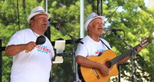 Mit sommerlichen Klängen und viel guter Laune sorgten die Musiker auf der Bühne für beste Stimmung beim Trio-Pfingstfest im Südpark. (Foto: © Bastian Glumm)