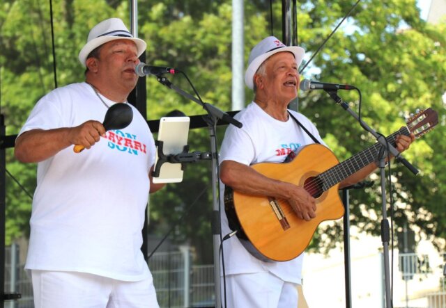 trio-pfingstfest-suedpark-helfende-schirme (21) Mit sommerlichen Klängen und viel guter Laune sorgten die Musiker auf der Bühne für beste Stimmung beim Trio-Pfingstfest im Südpark. (Foto: © Bastian Glumm)